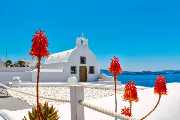 Kleine Weiße Kirche Erstaunlich Santorini Landschaft — Stockfoto