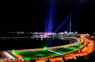 Sahil Bulvarı gece Bakü'Hazar kıyısında