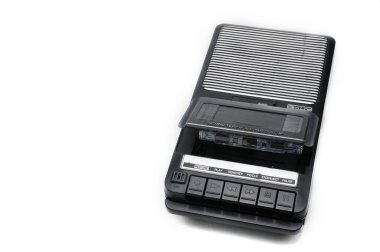 Kaset Kaset Kaydedici kayıt ve ses kasetleri üzerinde beyaz izole artalanda için. Vintage