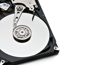 Bir sabit disk izole bir beyaz arka plan üzerinde iç parçalarını.