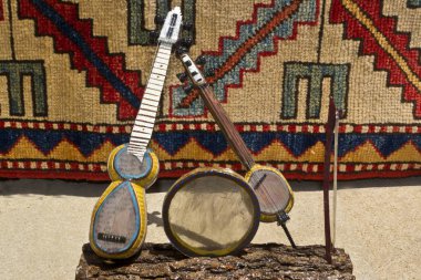 Azerbaycan mugham performansında kullanılan müzik aletleri bir hatıra. Bakü