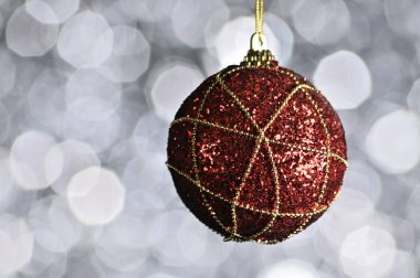 Elegant yeni yıl ve Noel top ışık efekti ve bokeh arka plan üzerinde renkli. Kırmızı, beyaz, gümüş, kırmızı, Lila, mor
