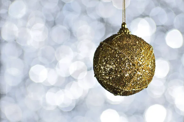 エレガントな色光の効果とボケ味を背景に新年とクリスマスのボールです ゴールド ホワイト シルバー — ストック写真