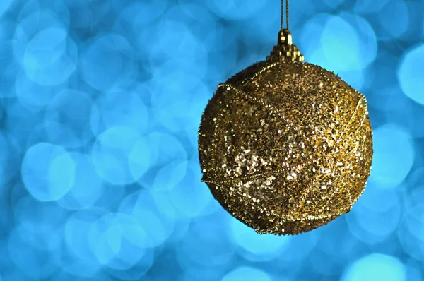 エレガントな色光の効果とボケ味を背景に新年とクリスマスのボールです ゴールド イエロー ブルー — ストック写真