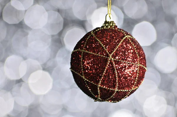 エレガントな色光の効果とボケ味を背景に新年とクリスマスのボールです マゼンタ ライラック — ストック写真