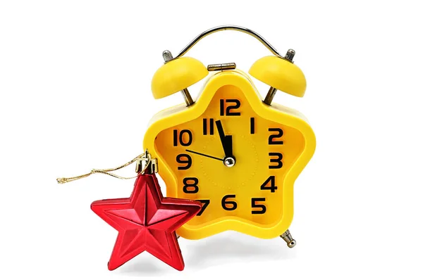 アスタリスク クリスマス時計は 分離の白い背景の赤いアスタリスクが深夜まで残りの時間を示しています Yellow Twelve — ストック写真