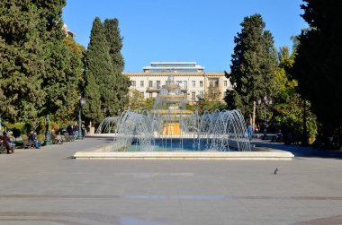 Bakü'nün sokaklarında ve bulvarlarında bahar