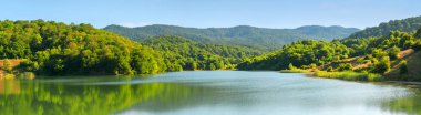 Orman ve göllerin dağlarının panoramaları. Azerbaycan.Kafkasya