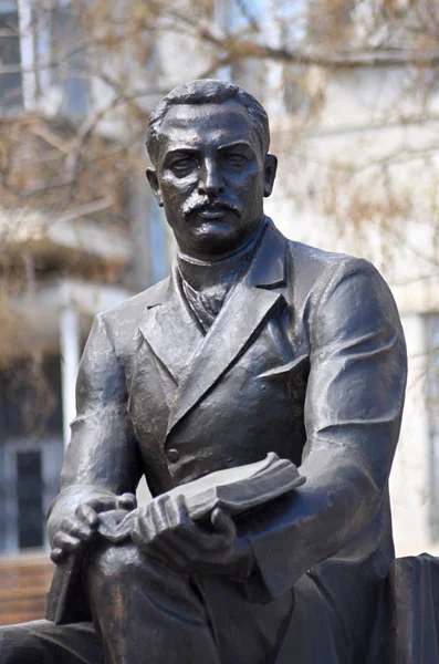 Μνημείο της Μίρζα Φατάλι Ακχάντοφ στο Μπακού — Φωτογραφία Αρχείου