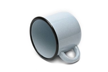 Beyaz arka plan üzerinde eski demir fincan. Siyah kenarlıklı mavi kupa