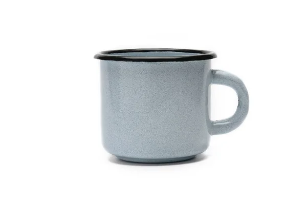 흰색 배경에 오래 된 철 컵입니다. 검은 색 테두리가있는 파란색 머그잔 — 스톡 사진
