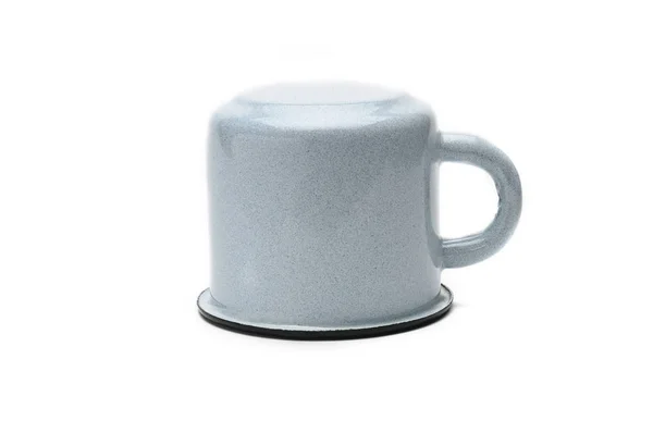 Vieille tasse de fer sur un fond blanc. Tasse bleue avec bordure noire — Photo