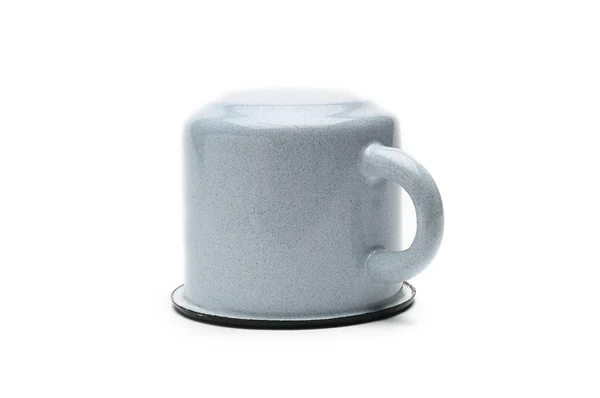 Vieille tasse de fer sur un fond blanc. Tasse bleue avec bordure noire — Photo