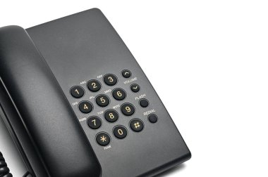 Beyaz arka planda klasik kablolu telefon