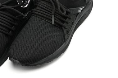 Beyaz arka planda spor ayakkabıları