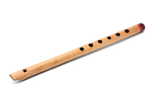 Beyaz arka planda müzik aleti flütü. Boru.