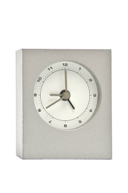 Beyaz arka planda gümüş metal saat. Izle.