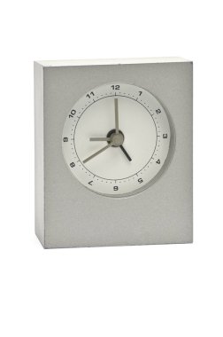 Beyaz arka planda gümüş metal saat. Izle.