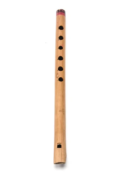 Beyaz arka planda müzik aleti flütü. Boru.