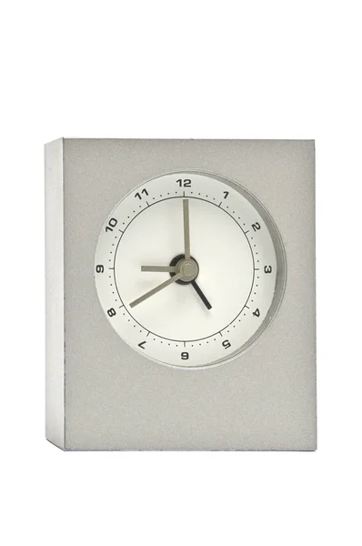 Ασημένιο μεταλλικό ρολόι σε λευκό φόντο. Παρακολουθήστε. — Φωτογραφία Αρχείου