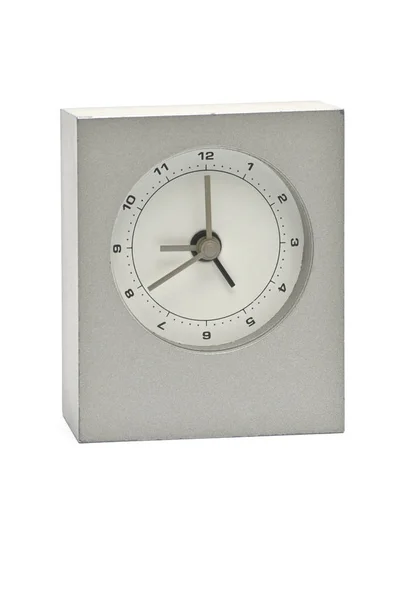 Relógio de metal de prata em um fundo branco.Assista . — Fotografia de Stock