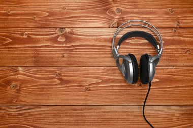 Ahşap bir ses ve müzik dinlemek için Vintage kulaklıklar 