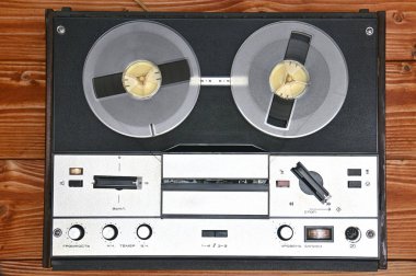 Ahşap bir arka plan üzerinde makara bant kaydedici vintage makara. Retro 
