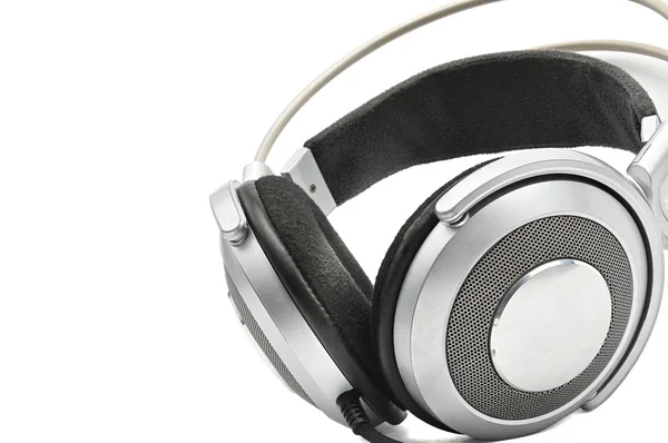 Вінтажні навушники для прослуховування звуку та музики на білому б — стокове фото