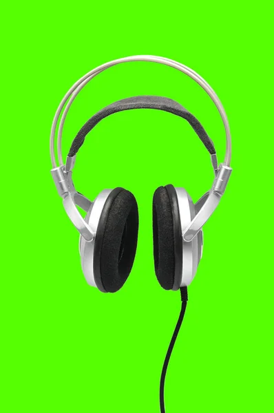 Вінтажні навушники для прослуховування звуку та музики на зеленому — стокове фото