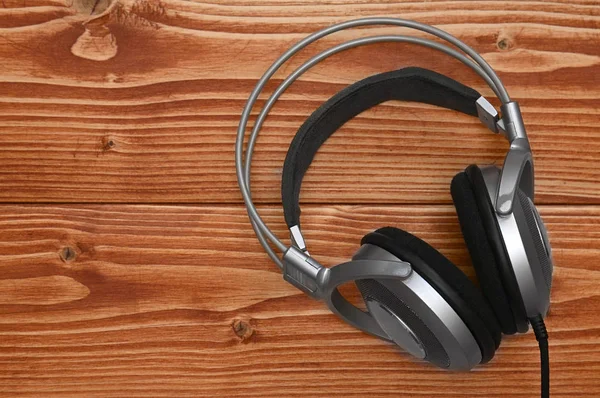 Вінтажні навушники для прослуховування звуку та музики на дерев'яному — стокове фото