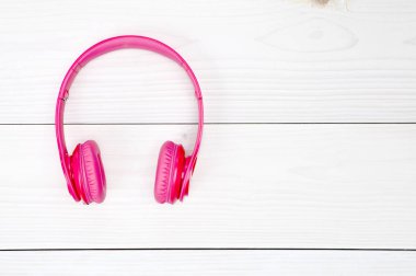 Ahşap bir bac ses ve müzik dinlemek için pembe kulaklıklar
