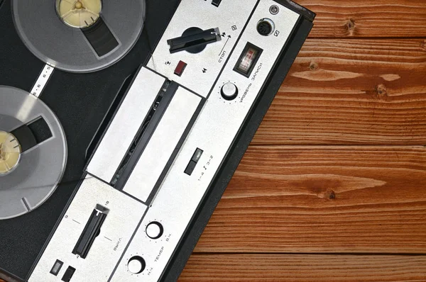 Carretel vintage para bobina gravador de fita em um fundo de madeira.Retro — Fotografia de Stock