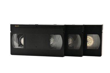 Beyaz arka planda ev kullanımı için video kasetler. Video kaset