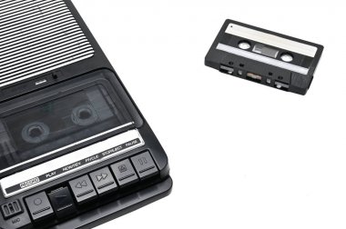 Beyaz izole backgr üzerinde eski masaüstü tipi kaset kaydedici