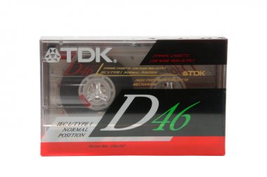 Beyaz arka planda manyetik kayıt için kompakt ses bantları