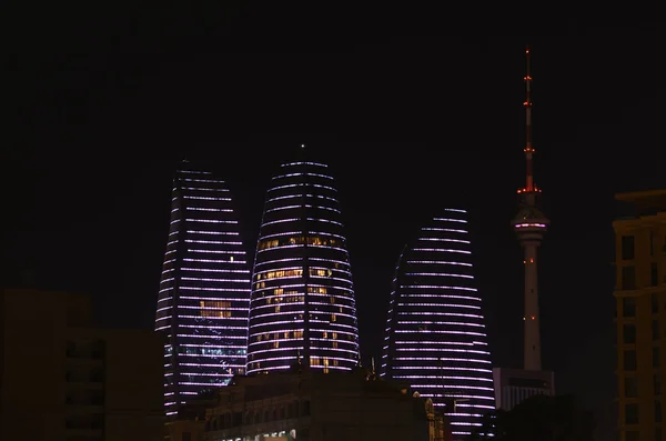 Bakü gece şehir türleri. Alev Kulesi, Tv kulesi ve diğer — Stok fotoğraf