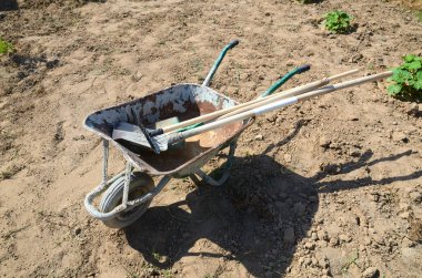 Kürekle el arabası, kürek ve kürekle ev halkı ve mahkumlar için