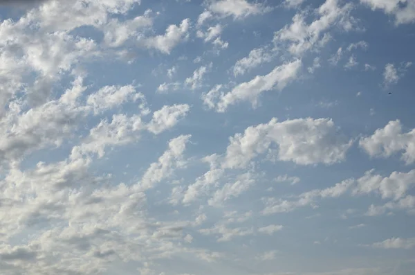 Голубой облачный небо. — стоковое фото