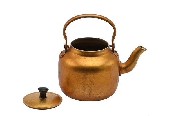 Gouden metalen ketel op een witte achtergrond. Theepot. — Stockfoto