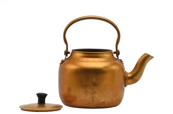 Gouden metalen ketel op een witte achtergrond. Theepot. — Stockfoto