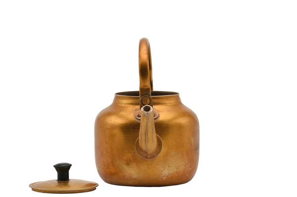 白色背景上的金色金属水壶。茶壶. — 图库照片