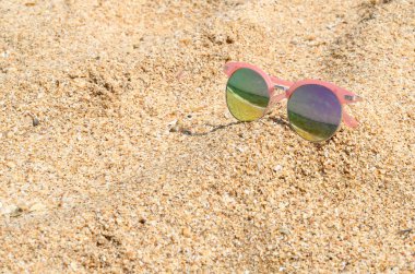 Plaj kumgüneşe karşı pembe güneş gözlüğü