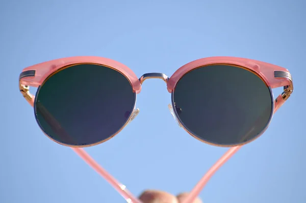 Rosa Sonnenbrille gegen die Sonne am Strand Sand — Stockfoto