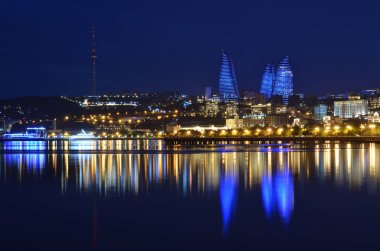 Akşam Bakü bulvarı manzaralı. Azerbaycan