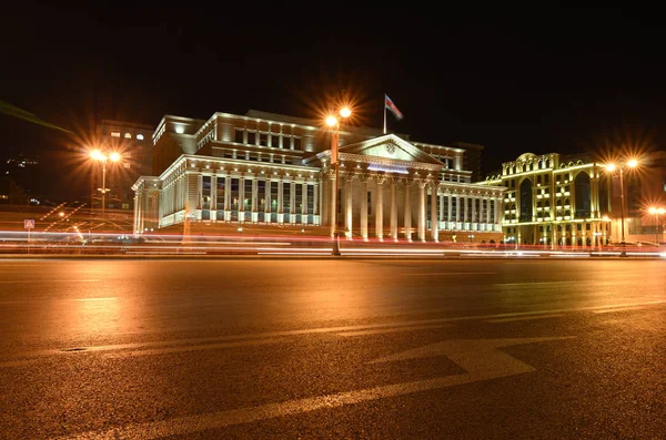 De bouw van het Hooggerechtshof van de Republiek Azerbeidzjan over — Stockfoto