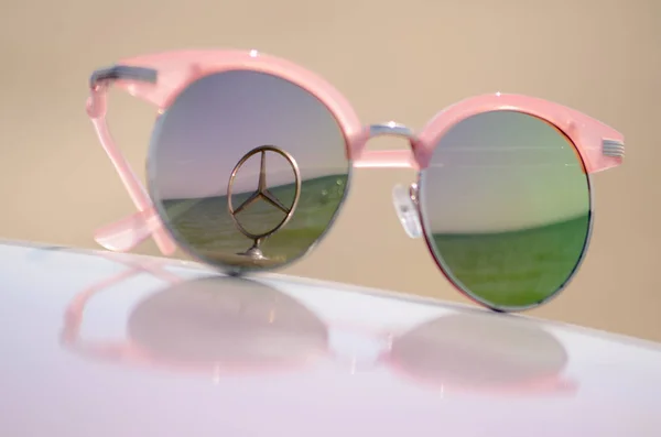 Pink napszemüveg a nap ellen a motorháztető egy autó egy csillag — Stock Fotó