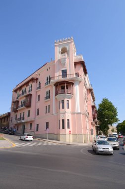 Bakü'de Niyazi caddesinde pembe bina