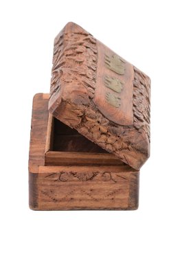 Beyaz bir arka plan üzerinde Vintage ahşap takı kutusu