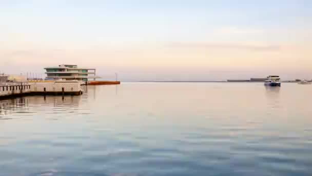 夕方にバクー大通りの桟橋に接近するプレジャーボート 4Kタイムラプス — ストック動画