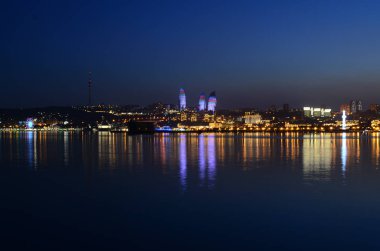 Akşam Bakü bulvarı manzaralı. Azerbaycan